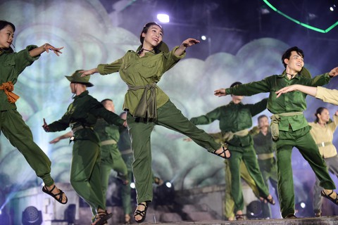 Người trẻ sẽ cùng đi trên con đường hòa bình! - Ảnh 7. Người trẻ sẽ cùng đi trên con đường hòa bình! - Ảnh 7.