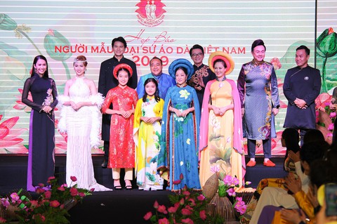 Phi Nhung, Hồ Văn Cường làm đại sứ cuộc thi Người mẫu - Đại sứ áo dài Việt Nam - Ảnh 1. Phi Nhung, Hồ Văn Cường làm đại sứ cuộc thi Người mẫu - Đại sứ áo dài Việt Nam - Ảnh 1.
