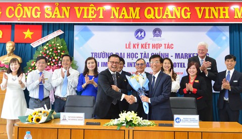 Nhà trường phối hợp doanh nghiệp đào tạo nhân lực chuẩn quốc tế - Ảnh 1. Nhà trường phối hợp doanh nghiệp đào tạo nhân lực chuẩn quốc tế - Ảnh 1.
