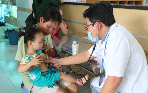 Bệnh sởi tăng mạnh ở các thành phố lớn do không tiêm ngừa - Ảnh 1. Bệnh sởi tăng mạnh ở các thành phố lớn do không tiêm ngừa - Ảnh 1.