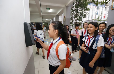 Học sinh TP.HCM quẹt thẻ thông minh để điểm danh, mua nước ở trường - Ảnh 1. Học sinh TP.HCM quẹt thẻ thông minh để điểm danh, mua nước ở trường - Ảnh 1.
