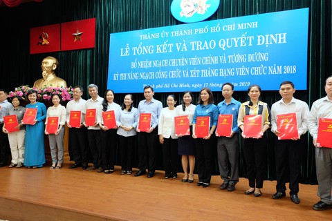 Thành ủy TP.HCM trao quyết định ngạch chuyên viên chính cho 52 công chức - Ảnh 1. Thành ủy TP.HCM trao quyết định ngạch chuyên viên chính cho 52 công chức - Ảnh 1.