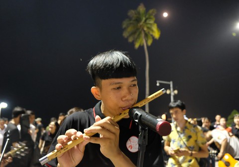 Du ca đường phố khuấy động đêm phố biển Nha Trang - Ảnh 5. Du ca đường phố khuấy động đêm phố biển Nha Trang - Ảnh 5.