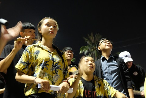 Du ca đường phố khuấy động đêm phố biển Nha Trang - Ảnh 7. Du ca đường phố khuấy động đêm phố biển Nha Trang - Ảnh 7.