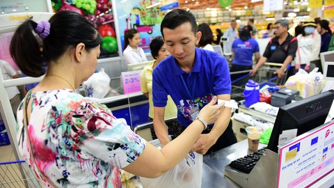 Thẻ chip bắt đầu thay thẻ từ - Ảnh 1. Thẻ chip bắt đầu thay thẻ từ - Ảnh 1.