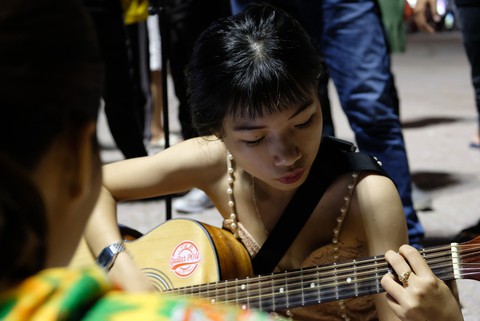 Du ca đường phố khuấy động đêm phố biển Nha Trang - Ảnh 16. Du ca đường phố khuấy động đêm phố biển Nha Trang - Ảnh 16.