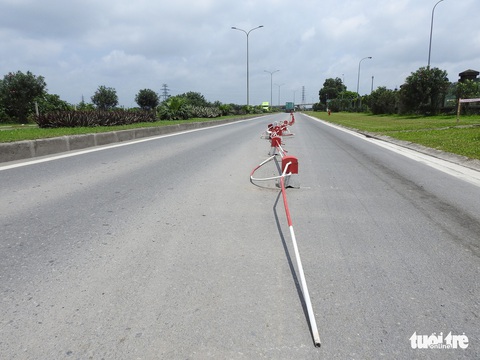 Lắp dải phân cách: Tài xế nói gài bẫy, doanh nghiệp nói an toàn - Ảnh 2. Lắp dải phân cách: Tài xế nói gài bẫy, doanh nghiệp nói an toàn - Ảnh 2.
