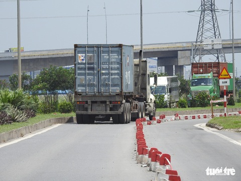 Lắp dải phân cách: Tài xế nói gài bẫy, doanh nghiệp nói an toàn - Ảnh 1. Lắp dải phân cách: Tài xế nói gài bẫy, doanh nghiệp nói an toàn - Ảnh 1.