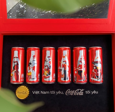 Coca - Cola đã khiến cộng đồng mạng dậy sóng với 6 chiếc lon đặc biệt - Ảnh 1. Coca - Cola đã khiến cộng đồng mạng dậy sóng với 6 chiếc lon đặc biệt - Ảnh 1.
