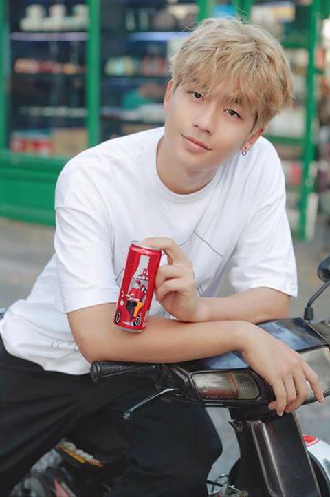 Coca - Cola đã khiến cộng đồng mạng dậy sóng với 6 chiếc lon đặc biệt - Ảnh 4. Coca - Cola đã khiến cộng đồng mạng dậy sóng với 6 chiếc lon đặc biệt - Ảnh 4.