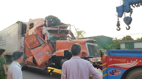 Buồn ngủ, tài xế container tông 4 nhà dân ven quốc lộ - Ảnh 3. Buồn ngủ, tài xế container tông 4 nhà dân ven quốc lộ - Ảnh 3.
