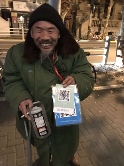 Cúng dường bằng ví điện tử, ăn xin nhận tiền qua QR Code - Ảnh 2. Cúng dường bằng ví điện tử, ăn xin nhận tiền qua QR Code - Ảnh 2.