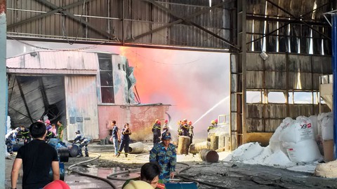 Công ty sản xuất nhựa hàng nghìn mét vuông bốc cháy ngùn ngụt - Ảnh 1. Công ty sản xuất nhựa hàng nghìn mét vuông bốc cháy ngùn ngụt - Ảnh 1.