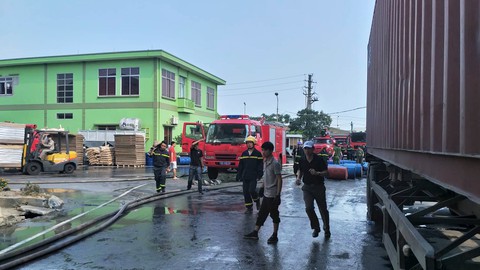Công ty sản xuất nhựa hàng nghìn mét vuông bốc cháy ngùn ngụt - Ảnh 3. Công ty sản xuất nhựa hàng nghìn mét vuông bốc cháy ngùn ngụt - Ảnh 3.