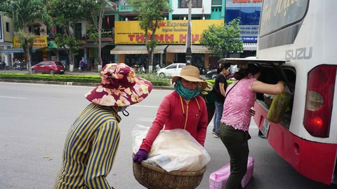 Đội quân 30 chị bán cơm gà Lạc Sơn: Nấu cho chồng răng nấu cho khách vậy - Ảnh 5. Đội quân 30 chị bán cơm gà Lạc Sơn: Nấu cho chồng răng nấu cho khách vậy - Ảnh 5.