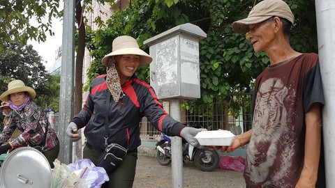 Đội quân 30 chị bán cơm gà Lạc Sơn: Nấu cho chồng răng nấu cho khách vậy - Ảnh 4. Đội quân 30 chị bán cơm gà Lạc Sơn: Nấu cho chồng răng nấu cho khách vậy - Ảnh 4.