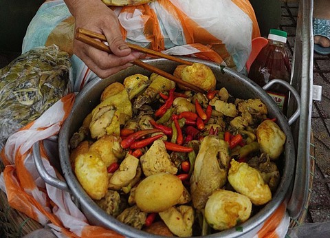 Đội quân 30 chị bán cơm gà Lạc Sơn: Nấu cho chồng răng nấu cho khách vậy - Ảnh 3. Đội quân 30 chị bán cơm gà Lạc Sơn: Nấu cho chồng răng nấu cho khách vậy - Ảnh 3.