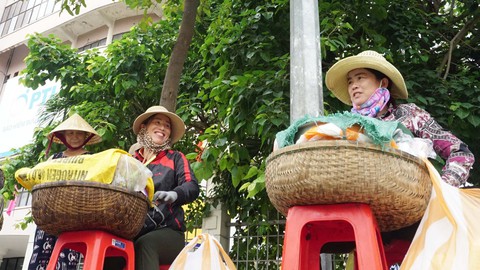 Đội quân 30 chị bán cơm gà Lạc Sơn: Nấu cho chồng răng nấu cho khách vậy - Ảnh 1. Đội quân 30 chị bán cơm gà Lạc Sơn: Nấu cho chồng răng nấu cho khách vậy - Ảnh 1.