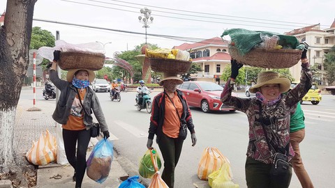 Đội quân 30 chị bán cơm gà Lạc Sơn: Nấu cho chồng răng nấu cho khách vậy - Ảnh 2. Đội quân 30 chị bán cơm gà Lạc Sơn: Nấu cho chồng răng nấu cho khách vậy - Ảnh 2.