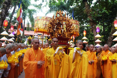 Hàng ngàn Phật tử Huế rước Phật lên Tổ đình Từ Đàm - Ảnh 1. Hàng ngàn Phật tử Huế rước Phật lên Tổ đình Từ Đàm - Ảnh 1.