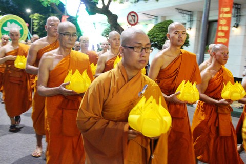 Hàng ngàn Phật tử Huế rước Phật lên Tổ đình Từ Đàm - Ảnh 7. Hàng ngàn Phật tử Huế rước Phật lên Tổ đình Từ Đàm - Ảnh 7.