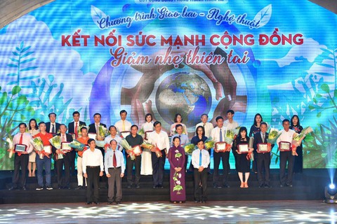 Quỹ Cộng đồng phòng tránh thiên tai được đóng góp hơn 300 tỉ đồng - Ảnh 1. Quỹ Cộng đồng phòng tránh thiên tai được đóng góp hơn 300 tỉ đồng - Ảnh 1.