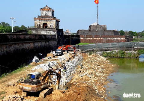 Tu bổ kinh thành Huế: Tỉnh yêu cầu trả lại đoạn kè còn khá nguyên vẹn - Ảnh 1. Tu bổ kinh thành Huế: Tỉnh yêu cầu trả lại đoạn kè còn khá nguyên vẹn - Ảnh 1.