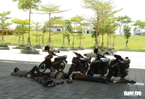 Nắng nóng 40 độ C, gầm cầu, chân cầu sông Hàn thành nơi trốn nắng - Ảnh 4. Nắng nóng 40 độ C, gầm cầu, chân cầu sông Hàn thành nơi trốn nắng - Ảnh 4.