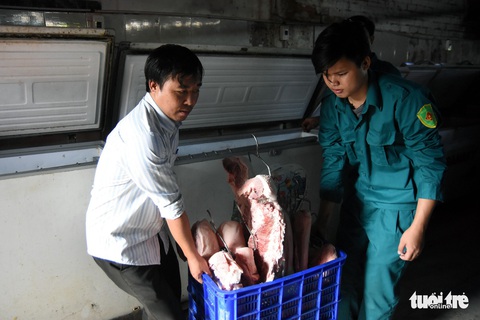 Tiêu hủy hơn 4 tấn thịt bị dịch tả heo châu Phi tại một kho lạnh - Ảnh 4. Tiêu hủy hơn 4 tấn thịt bị dịch tả heo châu Phi tại một kho lạnh - Ảnh 4.