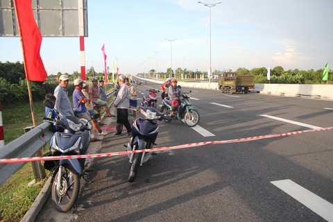 Người dân háo hức chờ lên cầu Vàm Cống - Ảnh 1. Người dân háo hức chờ lên cầu Vàm Cống - Ảnh 1.