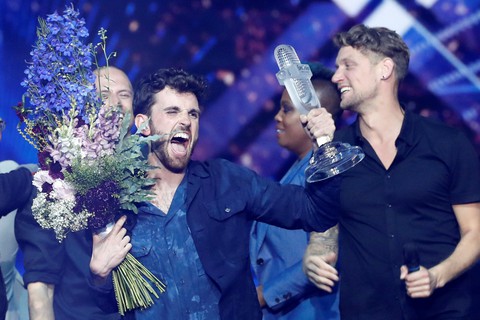 Eurovision: Hà Lan chiến thắng, Madonna mang cờ Palestine và Israel lên sân khấu - Ảnh 1. Eurovision: Hà Lan chiến thắng, Madonna mang cờ Palestine và Israel lên sân khấu - Ảnh 1.