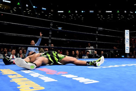 Wilder chỉ mất 123 giây để bảo vệ thành công đai vô địch WBC - Ảnh 3. Wilder chỉ mất 123 giây để bảo vệ thành công đai vô địch WBC - Ảnh 3.