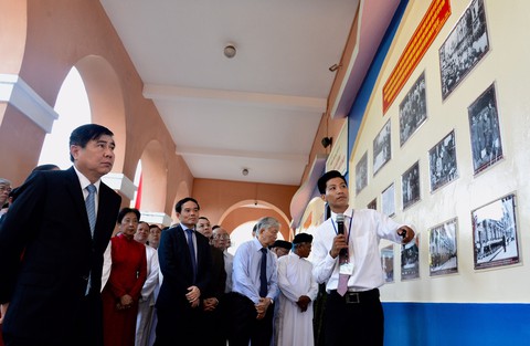 Lãnh đạo TP.HCM dâng hương, dâng hoa nhân sinh nhật Bác - Ảnh 1. Lãnh đạo TP.HCM dâng hương, dâng hoa nhân sinh nhật Bác - Ảnh 1.
