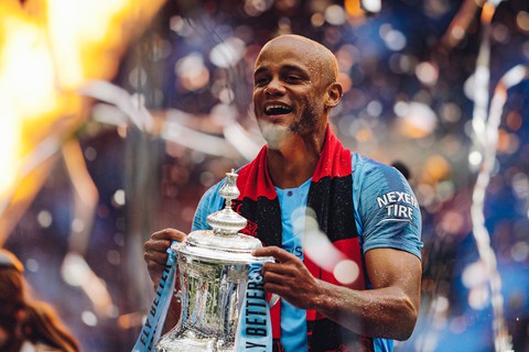 Đội trưởng Kompany chia tay Manchester City sau cú ăn 3 lịch sử - Ảnh 1. Đội trưởng Kompany chia tay Manchester City sau cú ăn 3 lịch sử - Ảnh 1.