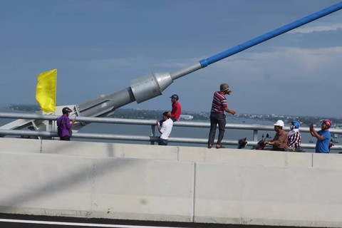 Vừa thông xe, cầu Vàm Cống đã bị... bôi xấu - Ảnh 4. Vừa thông xe, cầu Vàm Cống đã bị... bôi xấu - Ảnh 4.