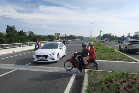 Vừa thông xe, cầu Vàm Cống đã bị... bôi xấu - Ảnh 7. Vừa thông xe, cầu Vàm Cống đã bị... bôi xấu - Ảnh 7.