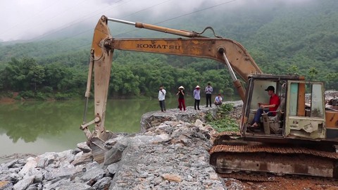 Tháo dỡ xong bờ kè đá xây dựng trái phép, lấn chiếm sông Mã - Ảnh 2. Tháo dỡ xong bờ kè đá xây dựng trái phép, lấn chiếm sông Mã - Ảnh 2.
