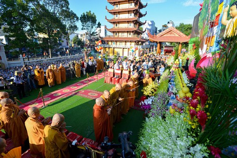 Hàng ngàn tăng ni, phật tử mừng Phật đản tại Việt Nam Quốc Tự - Ảnh 4. Hàng ngàn tăng ni, phật tử mừng Phật đản tại Việt Nam Quốc Tự - Ảnh 4.