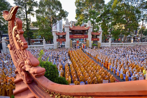 Hàng ngàn tăng ni, phật tử mừng Phật đản tại Việt Nam Quốc Tự - Ảnh 2. Hàng ngàn tăng ni, phật tử mừng Phật đản tại Việt Nam Quốc Tự - Ảnh 2.