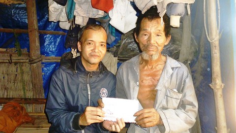 Giang khùng dùng ngòi bút giúp cảnh đời bi đát - Ảnh 1. Giang khùng dùng ngòi bút giúp cảnh đời bi đát - Ảnh 1.