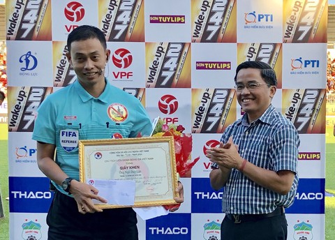 Sơ cứu cầu thủ thoát nguy, trọng tài Ngô Duy Lân được VFF khen thưởng - Ảnh 1. Sơ cứu cầu thủ thoát nguy, trọng tài Ngô Duy Lân được VFF khen thưởng - Ảnh 1.