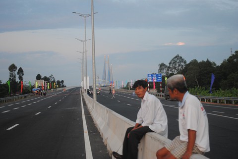 Người dân háo hức chờ lên cầu Vàm Cống - Ảnh 2. Người dân háo hức chờ lên cầu Vàm Cống - Ảnh 2.
