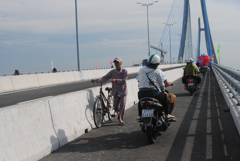 Vừa thông xe, cầu Vàm Cống đã bị... bôi xấu - Ảnh 2. Vừa thông xe, cầu Vàm Cống đã bị... bôi xấu - Ảnh 2.