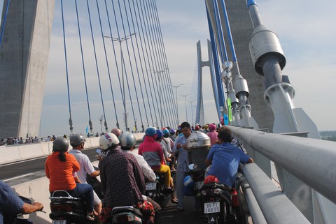 Vừa thông xe, cầu Vàm Cống đã bị... bôi xấu - Ảnh 1. Vừa thông xe, cầu Vàm Cống đã bị... bôi xấu - Ảnh 1.