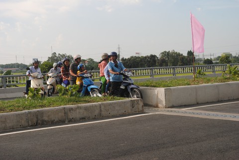 Vừa thông xe, cầu Vàm Cống đã bị... bôi xấu - Ảnh 3. Vừa thông xe, cầu Vàm Cống đã bị... bôi xấu - Ảnh 3.