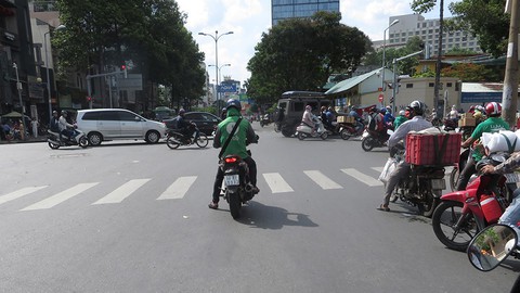 Sợ chết khi ngồi trên xe ôm công nghệ phóng vun vút - Ảnh 1. Sợ chết khi ngồi trên xe ôm công nghệ phóng vun vút - Ảnh 1.