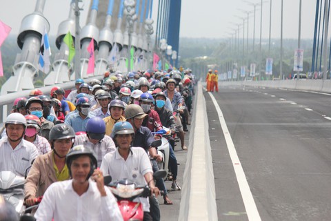 Hàng vạn người dân vui mừng lần đầu tiên đi qua cầu Vàm Cống - Ảnh 3. Hàng vạn người dân vui mừng lần đầu tiên đi qua cầu Vàm Cống - Ảnh 3.