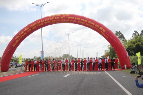 Hàng vạn người dân vui mừng lần đầu tiên đi qua cầu Vàm Cống - Ảnh 1. Hàng vạn người dân vui mừng lần đầu tiên đi qua cầu Vàm Cống - Ảnh 1.