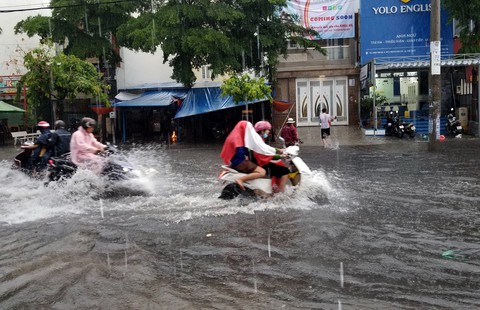 Mây đang kéo tới, TP.HCM bước vào 10 ngày mưa gió - Ảnh 1. Mây đang kéo tới, TP.HCM bước vào 10 ngày mưa gió - Ảnh 1.