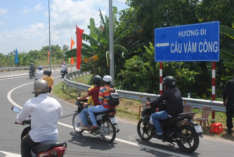 Dân chờ cả đời nay được đặt chân lên cầu Vàm Cống - Ảnh 10. Dân chờ cả đời nay được đặt chân lên cầu Vàm Cống - Ảnh 10.
